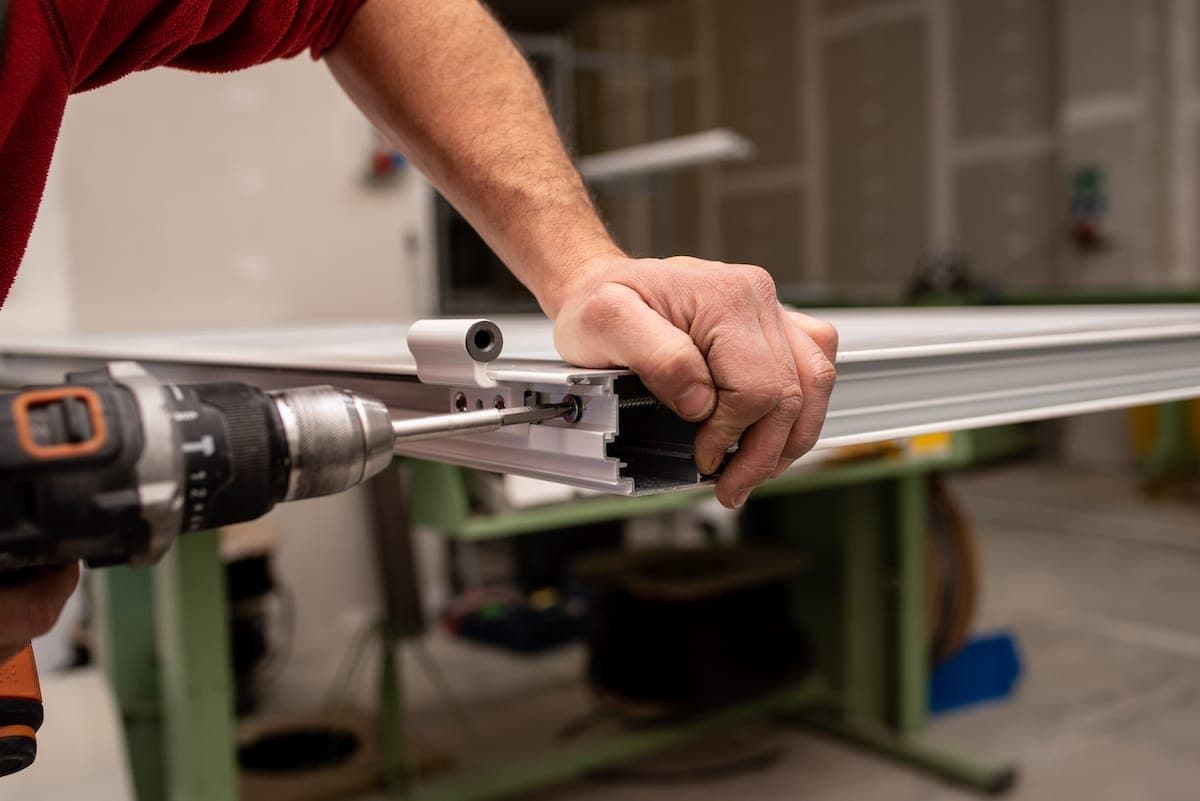 Lavorazione di un profilo per serramento in officina